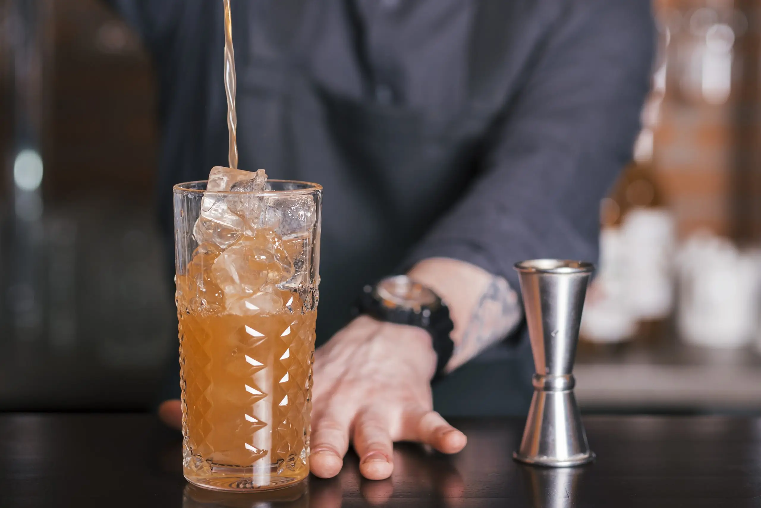Copos para bebidas premium em serviço HORECA com diferentes formatos para cocktails, refrigerantes e bebidas gourmet.