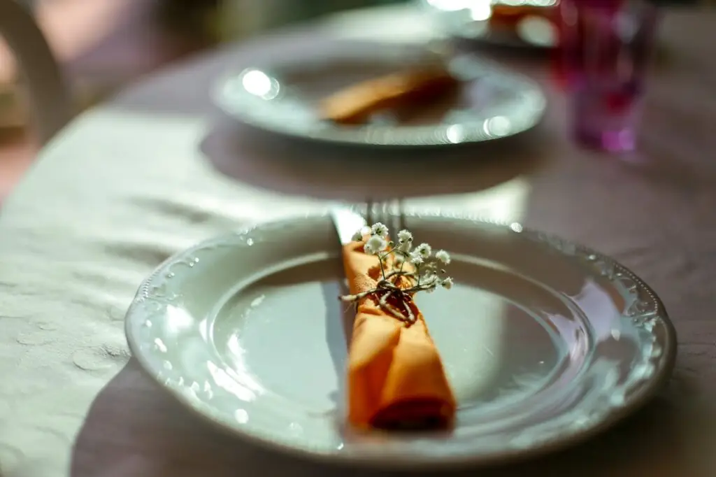 Servilletas de papel para eventos con diseño elegante en mesa de catering o banquete